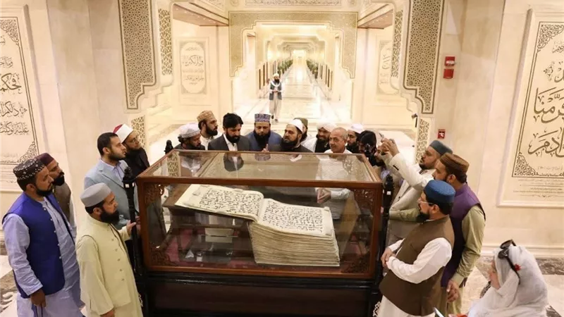 وزير الأوقاف يستقبل وفدًا من علماء باكستان بمسجد مصر