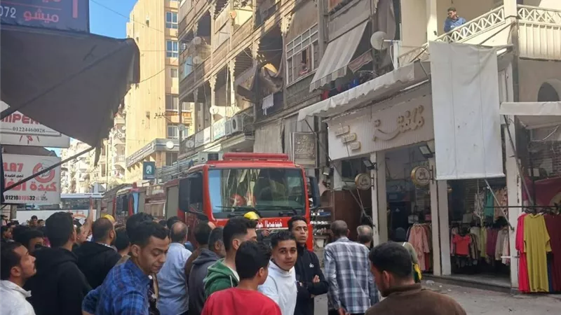 اندلاع حريق داخل فندق شهير في بورسعيد والحماية المدنية تدفع بسيارات الإطفاء 