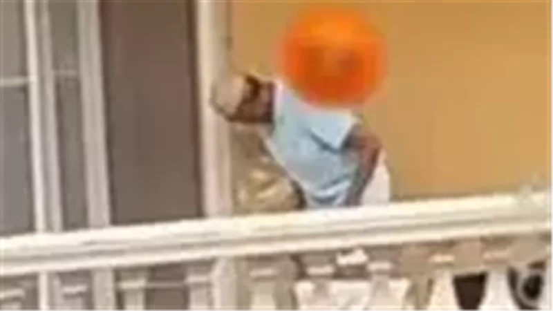 بيغير ملابسه في البلكونة.. الداخلية تكشف ملابسات فيديو 