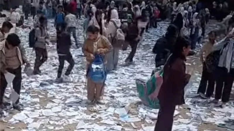 بيقطعوا الكتب.. فيديو متداول لطلاب بإحدى مدارس التعليم الابتدائي يثير الجدل