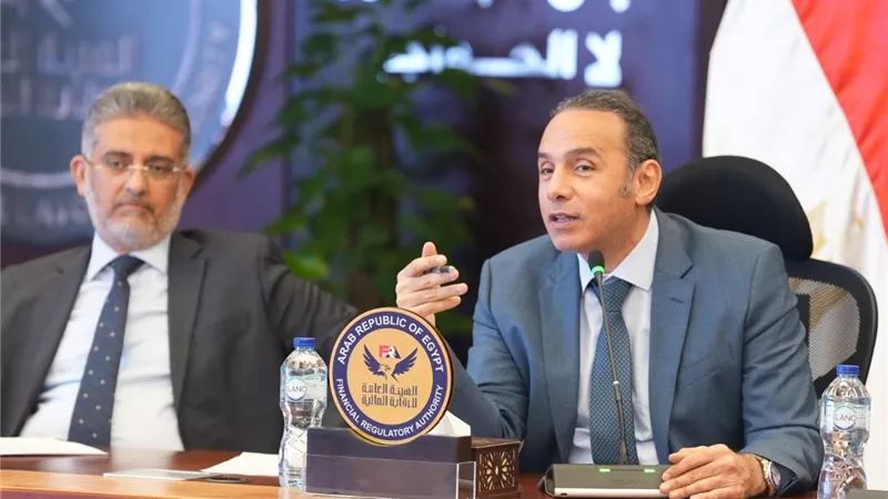 رئيس الرقابة المالية ييحث مع الخبراء الاكتواريين سبل تجديد وتعزيز أطر التعاون
