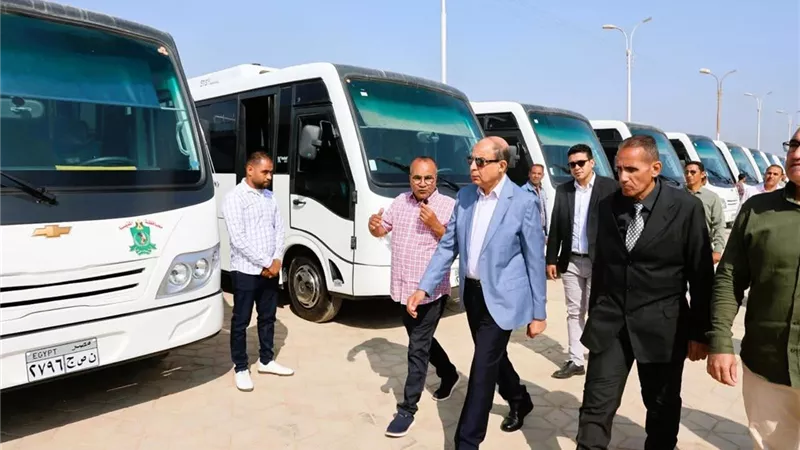 محافظ المنيا يشهد اصطفاف 73 أتوبيسًا أمام المتحف الأتوني