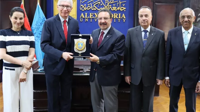 جامعة الإسكندرية تستقبل سفير بيرو لبحث تعزيز التعاون الأكاديمي والبحثي