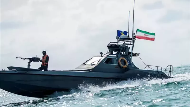 إيران تتهم واشنطن بانتهاك وقف إطلاق النار بعد قصف قرب مضيق هرمز