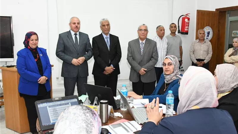 بالصور.. رئيس جامعة قناة السويس يتفقد ختام فعاليات دورة 