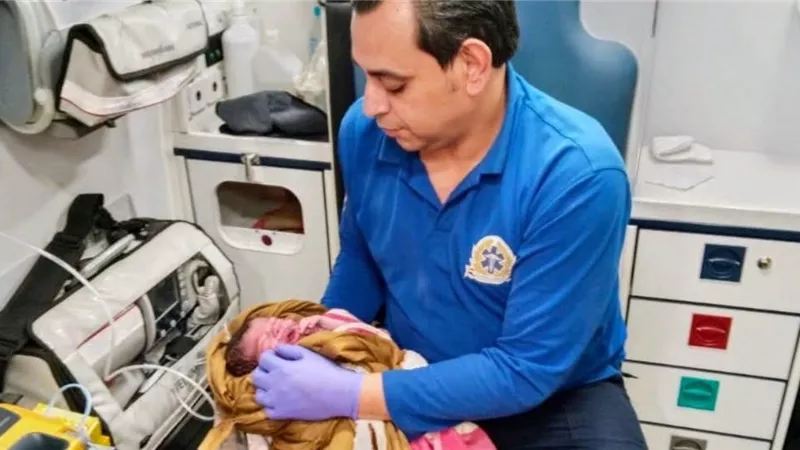 لحظات بين الألم والفرحة.. مولود جديد يرى النور داخل سيارة إسعاف بالمنيا