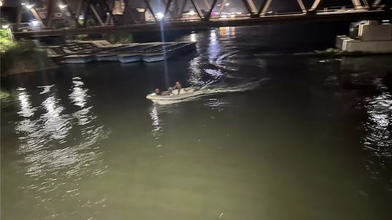 سقوط 3 شباب بدراجة بخارية في النيل من أعلى كوبري نجع حمادي