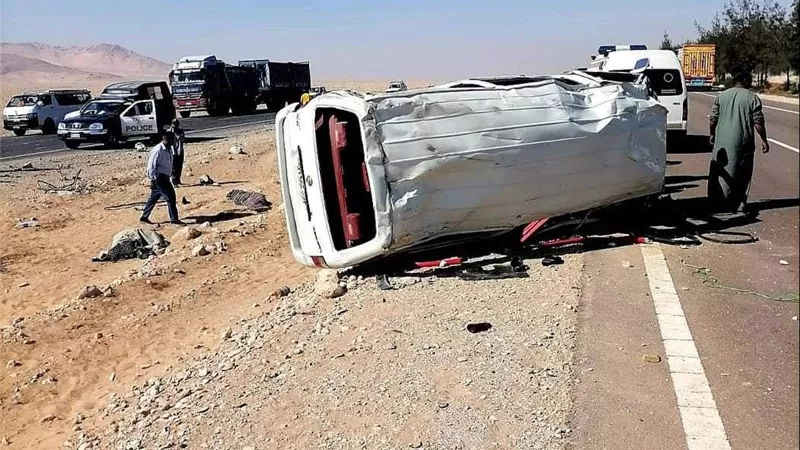 إصابة 6 أشخاص في انقلاب ميكروباص أعلى الطريق الأوسطي