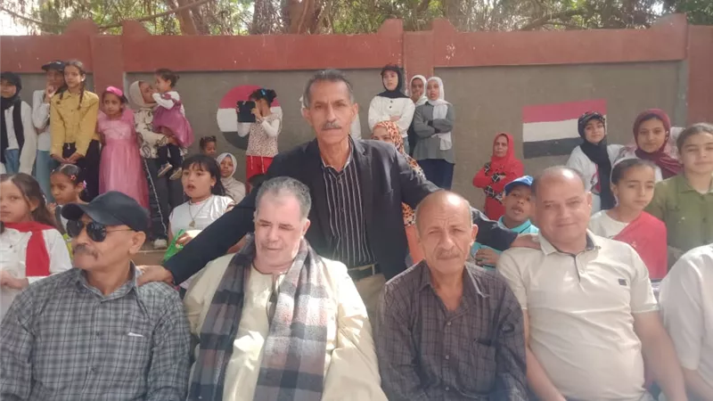 ممر شرفي ودموع التلاميذ.. وداع مؤثر لمعلم أفنى حياته في خدمة الأجيال