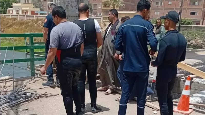 مصرع عامل إثر سقوطه من أعلى كوبري الحواتكة بمنفلوط في الترعة الإبراهيمية