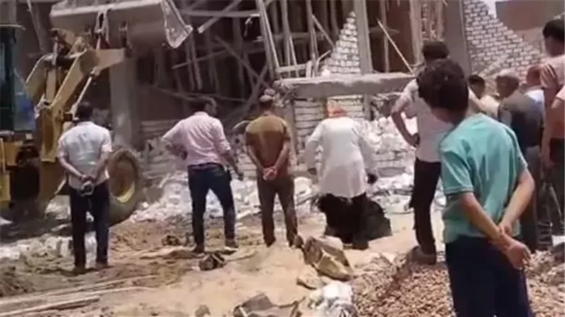 لعدم إزالة منزلها.. سيدة تنحني وتُقبل قدم رئيسة مركز ومدينة بني مزار بالمنيا