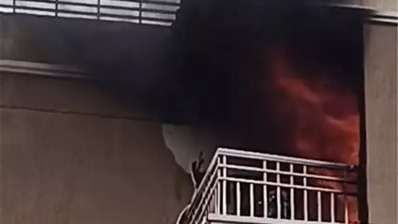 بسبب ماس كهربائي.. اندلاع حريق بشقة سكنية في التجمع الأول| صور