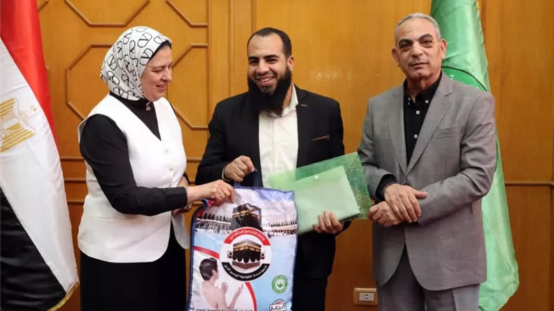 دعوات لمصر وهدايا للحجاج.. محافظ الإسماعيلية يلتقي بعثة حج الجمعيات