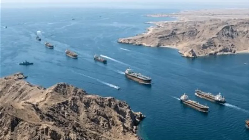 إيران تعلن إغلاق مضيق هرمز وتهدد السفن العابرة بالاستهداف