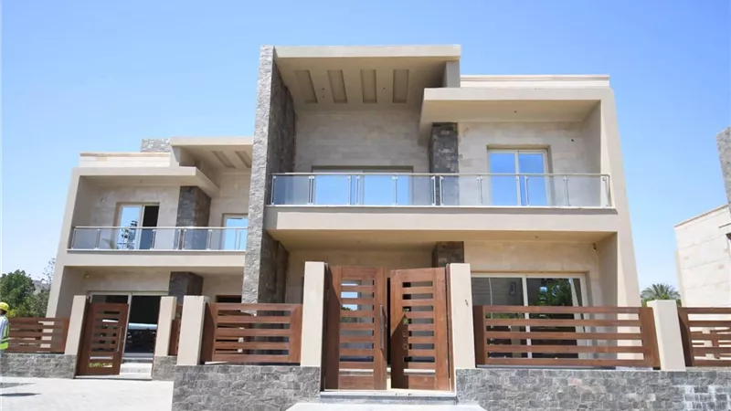 وزيرة الإسكان تتفقد تطوير مارينا 1 و2 ونفق الربط بين البحيرات الشمالية والجنوبية