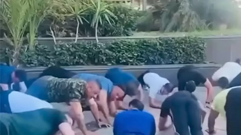 ماكرون في عروس المتوسط.. جولة على الكورنيش وصورة تذكارية مع عمال «سان ستيفانو»