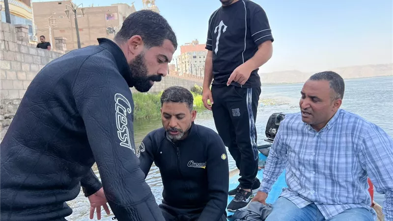 مفقودون لليوم الثاني.. الدفع بغطاسين من شركة المياه للبحث عن ضحايا الغرق من أعلى كوبري نجع حمادي