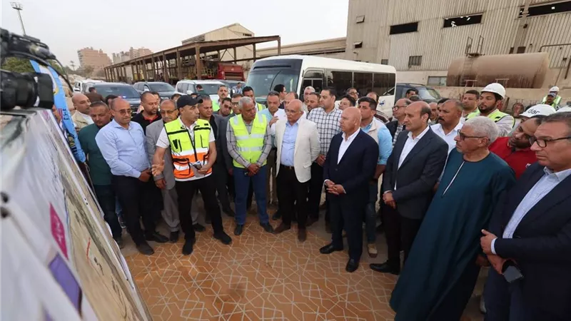 وزير النقل يتفقد مواقع العمل بمشروع تطوير طريق الصعيد الصحراوي الغربي بطول 1226 كم