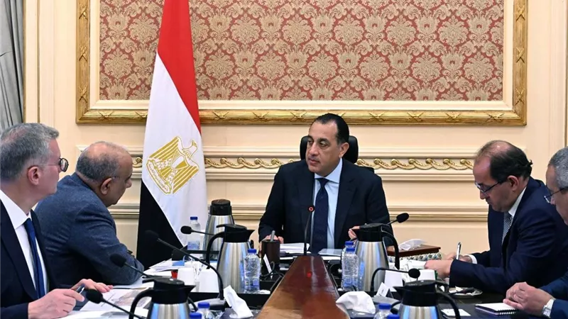 رئيس الوزراء يتابع الجهود الحكومية لتوفير المنتجات البترولية وتعزيز المخزون
