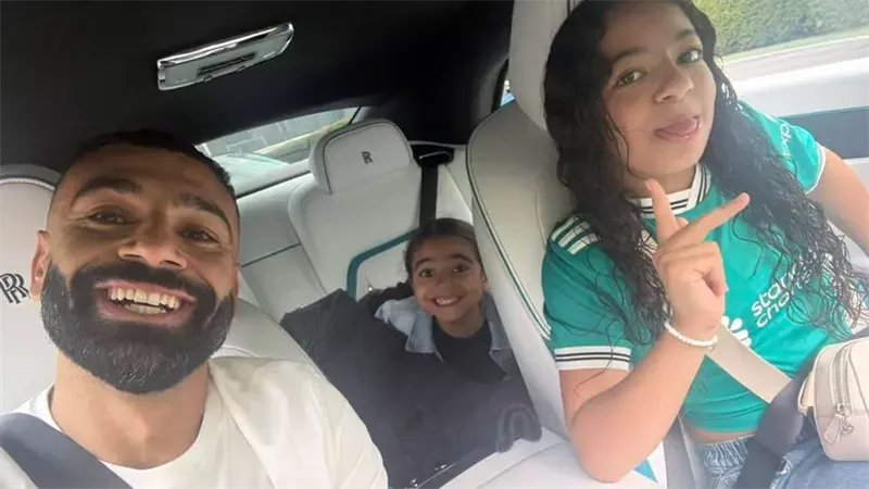 محمد صلاح يشارك الجمهور صورته مع ابنتيه مكة وكيان