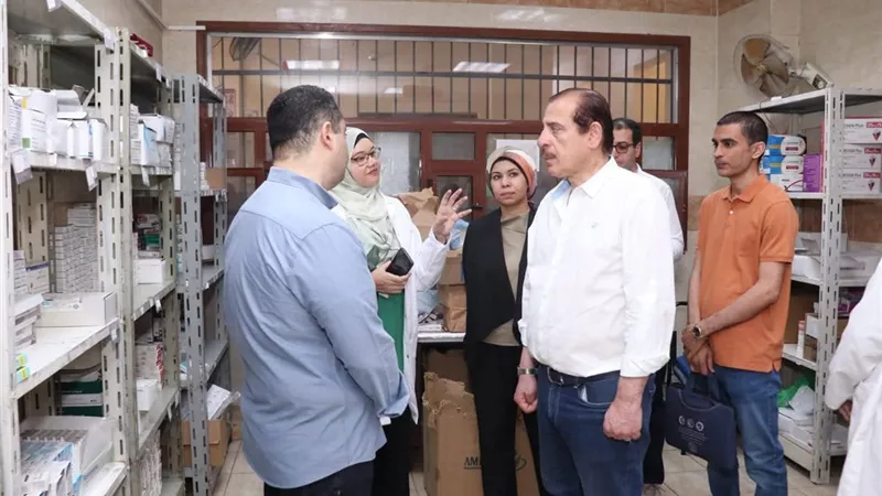 مكافآت مالية وتحويل المقصرين للتحقيق.. نائب وزير الصحة يتفقد المنشآت الطبية بقنا 