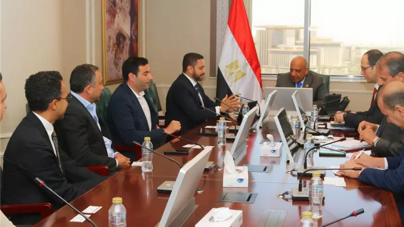 الكهرباء تقود خطة الحكومة لخفض الفاقد والتوسع في الطاقة النظيفة