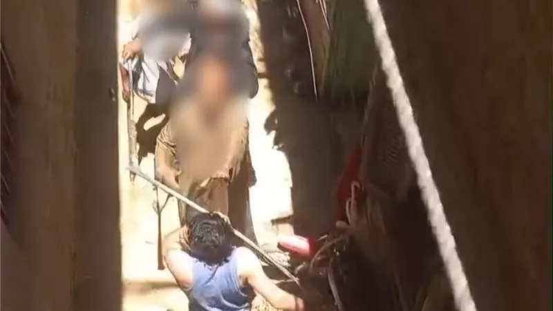 حرب شوارع.. فيديو مشاجرة الشوم والزجاج بين عائلتين يثير الجدل في قنا