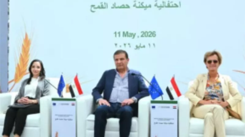 وزير الزراعة يسلم 44 فراطة ذرة للمزارعين خلال احتفالية حصاد القمح بالبحيرة