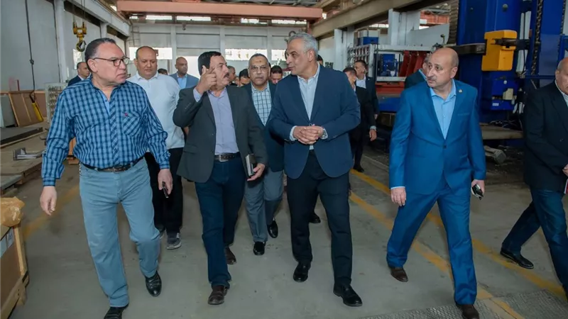 وزير الإنتاج الحربي يشدد على الالتزام بالجداول الزمنية ومعدلات التنفيذ