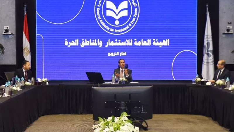 عوض يبحث سبل تطوير آليات استهداف الاستثمارات المحلية والأجنبية