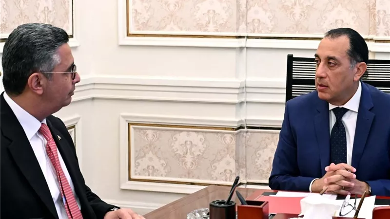 رئيس الوزراء يتابع إجراءات توفير مخزون مطمئن من السلع