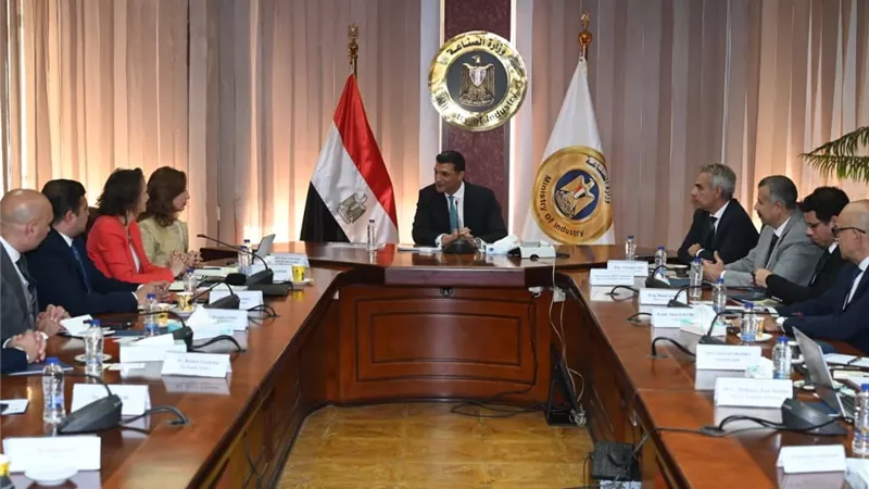 وزير الصناعة: مساندة المصنعين الجادين لإقامة صناعات حقيقية تسهم في نقل التكنولوجيا 