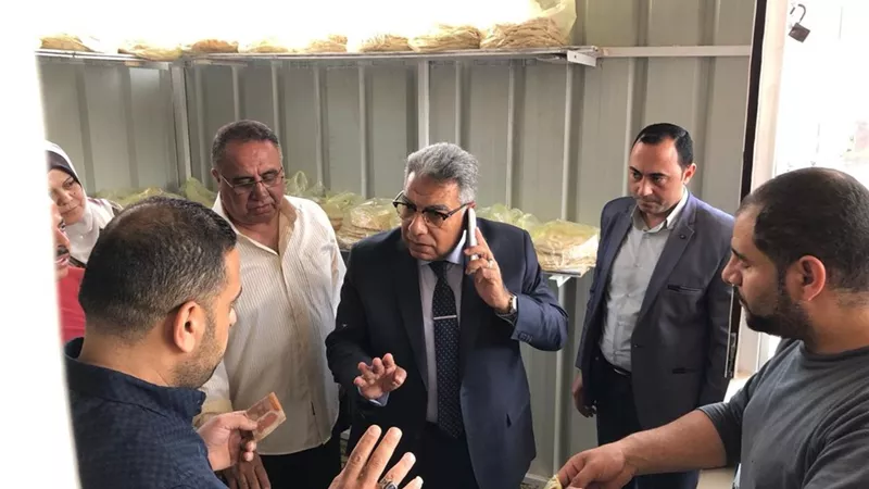 محافظ الدقهلية يتفقد منافذ بيع الخبز المدعم بمدينتي أجا والمنصورة