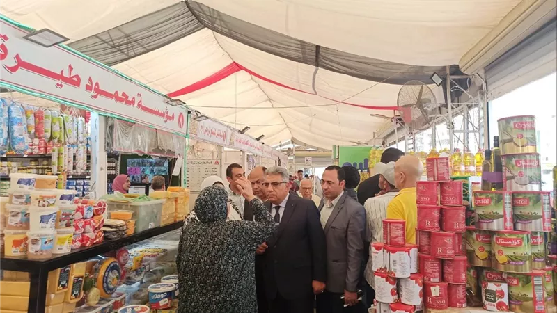 محافظ الدقهلية يتفقد المعرض الدائم للسلع الغذائية بحي شرق المنصورة