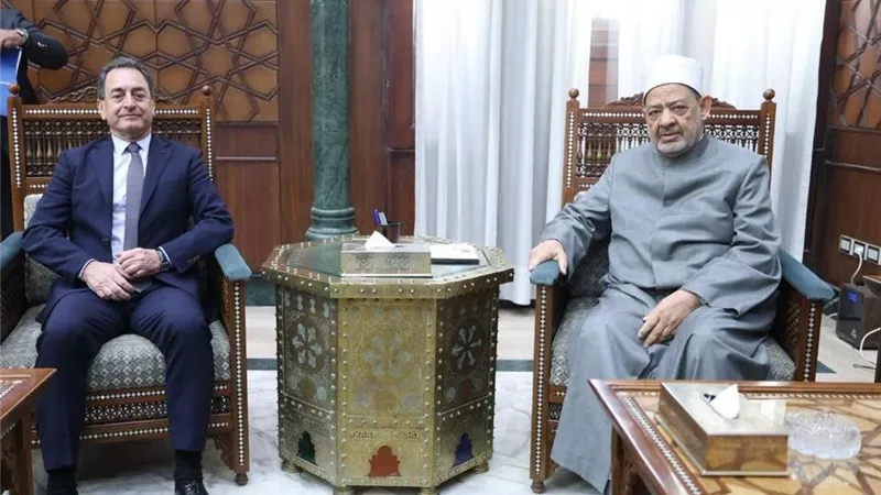 شيخ الأزهر والسفير الفرنسي يبحثان تعزيز التعاون العلمي والثقافي