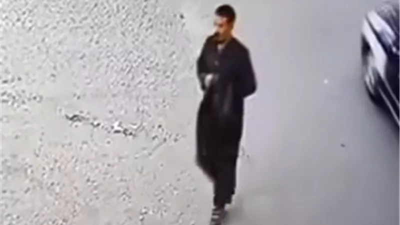 كاميرات المسجد تكشف لحظة سرقة حقيبة طالب أثناء أداء صلاة المغرب بسوهاج 