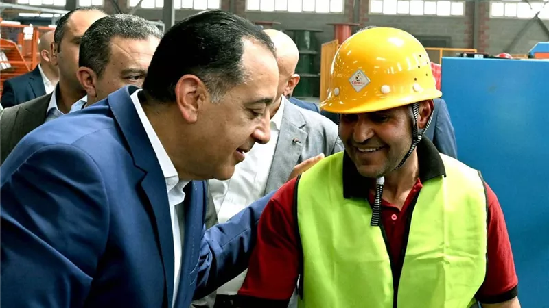 مصطفى مدبولي يتفقد مصنع شركة 