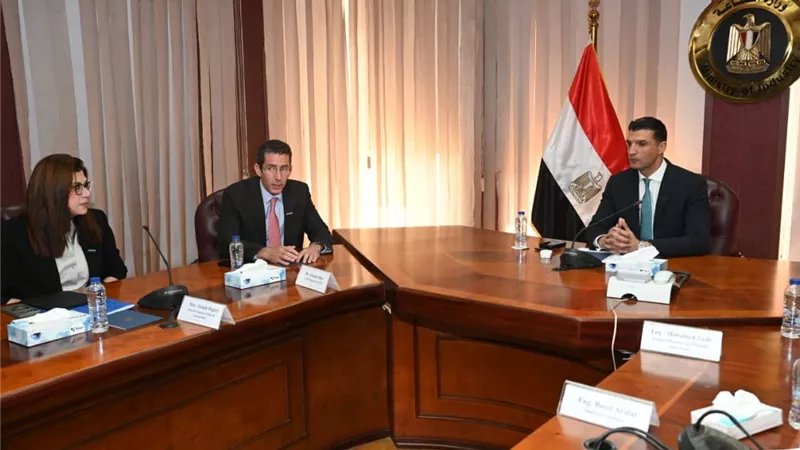 وزير الصناعة يبحث مع سيمكس العالمية تعزيز الصناعة المستدامة وزيادة الإنتاجية