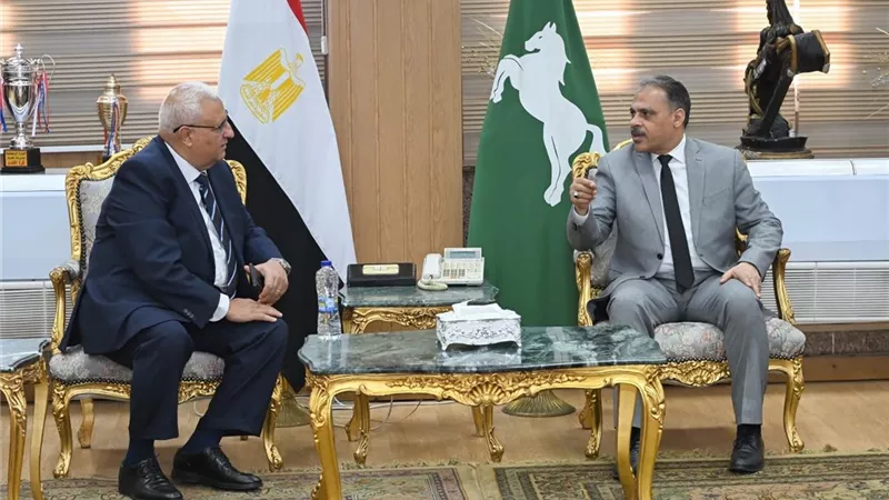 محافظ الشرقية يلتقي نائب رئيس البنك الزراعي لتسليم كوبونات سلع غذائية للأسر الأولى بالرعاية