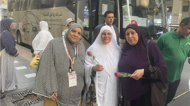 بالصور.. وصول 15 ألف حاج من بعثة القرعة إلى مكة والمدينة