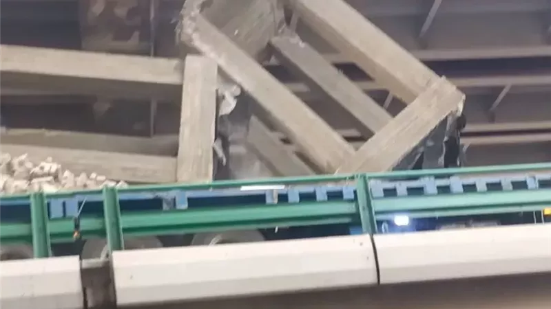 ضبط سائق خالف خط السير وتسبب في تعليق حمولة أعلى كوبري الأزهر