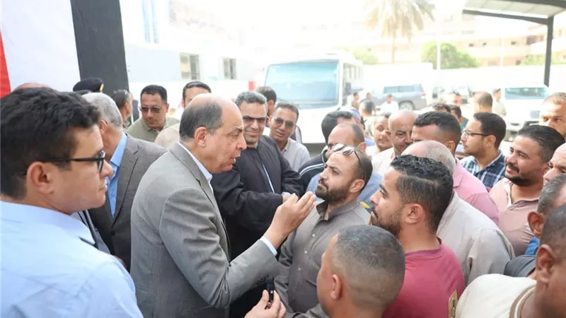 أهالي عزبة 6 أكتوبر يكرمون محافظ المنيا خلال افتتاح مجمع مواقف سمالوط