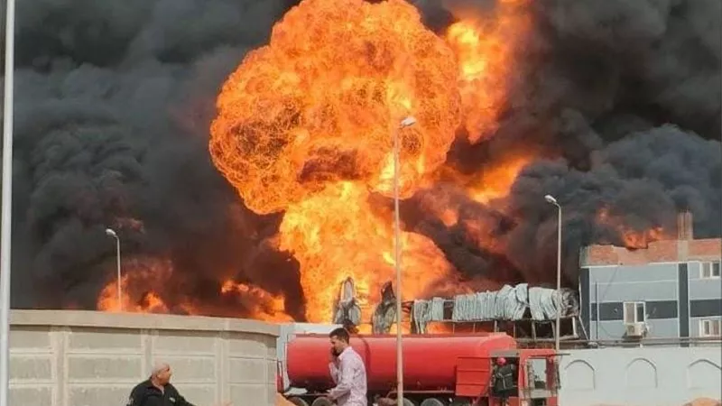 إصابة 12 عاملا إثر اندلاع حريق فى مصنعي دهانات وكرتون بالعاشر من رمضان بالشرقية