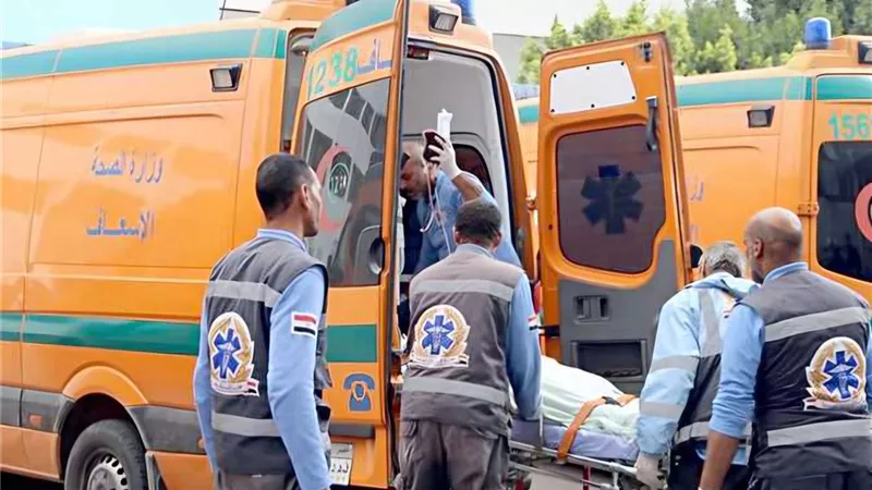 كان بيعدي الشارع.. إصابة مسن صدمه تروسيكل في الفيوم