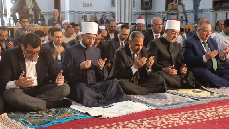 احتفالًا بذكرى ميلاده.. وزير الأوقاف يؤدي صلاة الجمعة بمسجد الدكتور عبد الحليم محمود بالشرقية