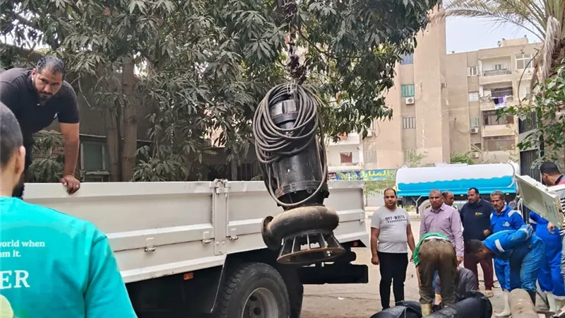 رئيس مياه القناة يتابع التعامل مع العطل المفاجئ بمحطة رفع صرف صحي الزهور