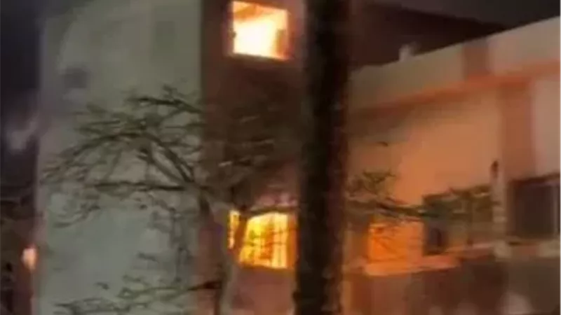 بالصور.. اندلاع حريق هائل داخل شركة طباعة بأبو النمرس