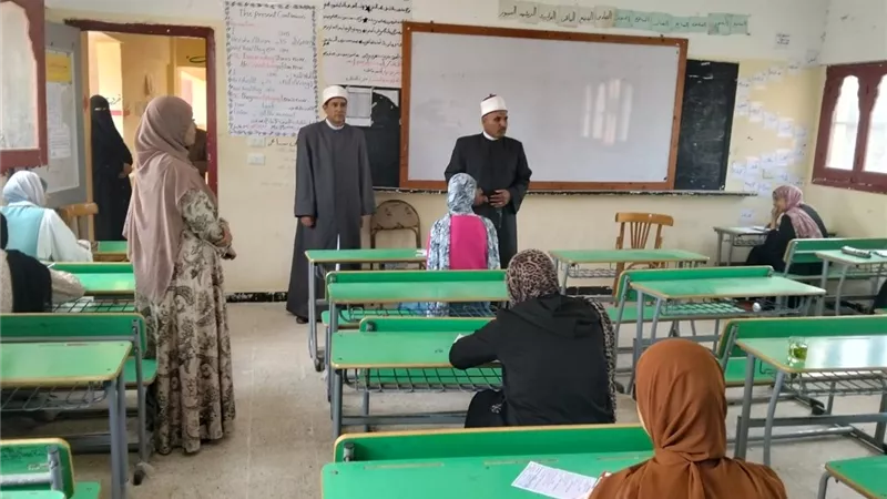 رئيس منطقة الإسماعيلية الأزهرية يتابع امتحانات الشهادة الاعدادية بلجنة فتيات القرين الجديدة| صور