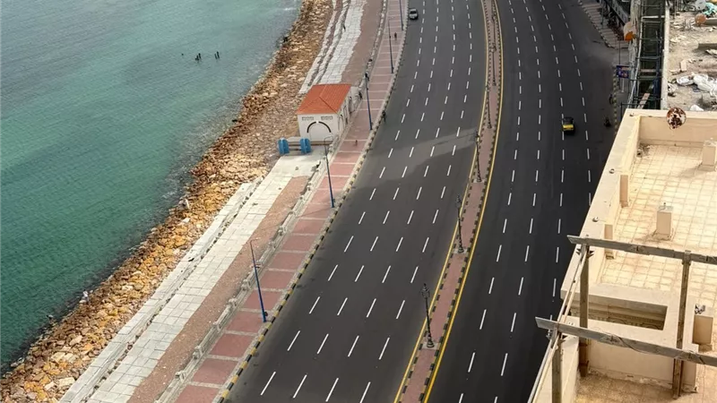 ضمن استعدادات الإسكندرية لفصل الصيف.. الانتهاء من أعمال التخطيط الأرضي بطريق الكورنيش