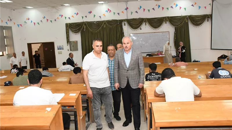 رئيس جامعة قناة السويس يتفقد امتحانات «متطلبات الجامعة» ويؤكد الانضباط الكامل داخل اللجان